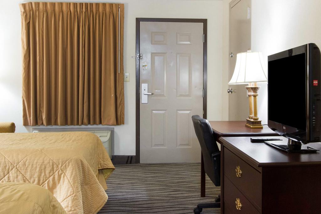 Executive Inn And Suites إنتربرايز المظهر الخارجي الصورة