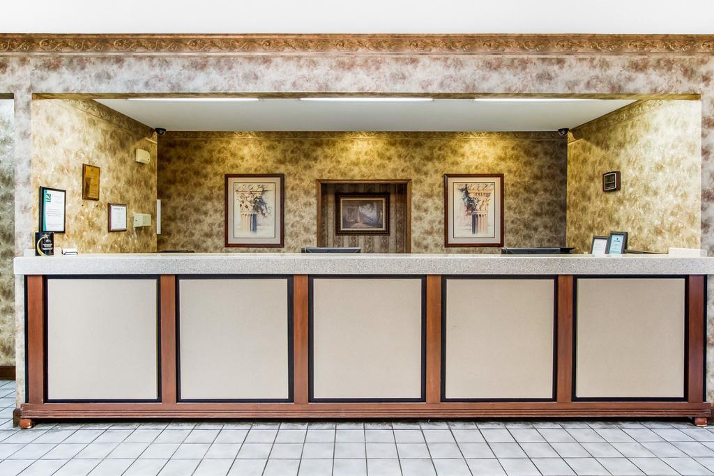 Executive Inn And Suites إنتربرايز المظهر الخارجي الصورة